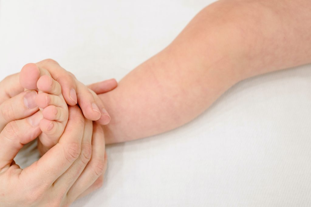 Massage de pied pendant réflexologie bébé émotionnelle